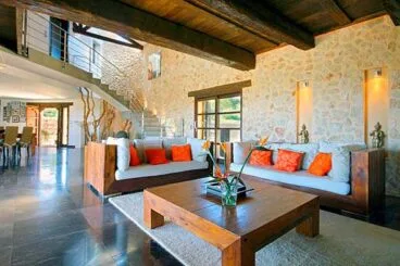 Amplia sala de estar Aguila Rent a Villa