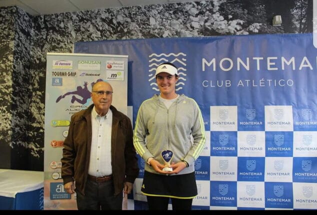 andrea redondo con su trofeo
