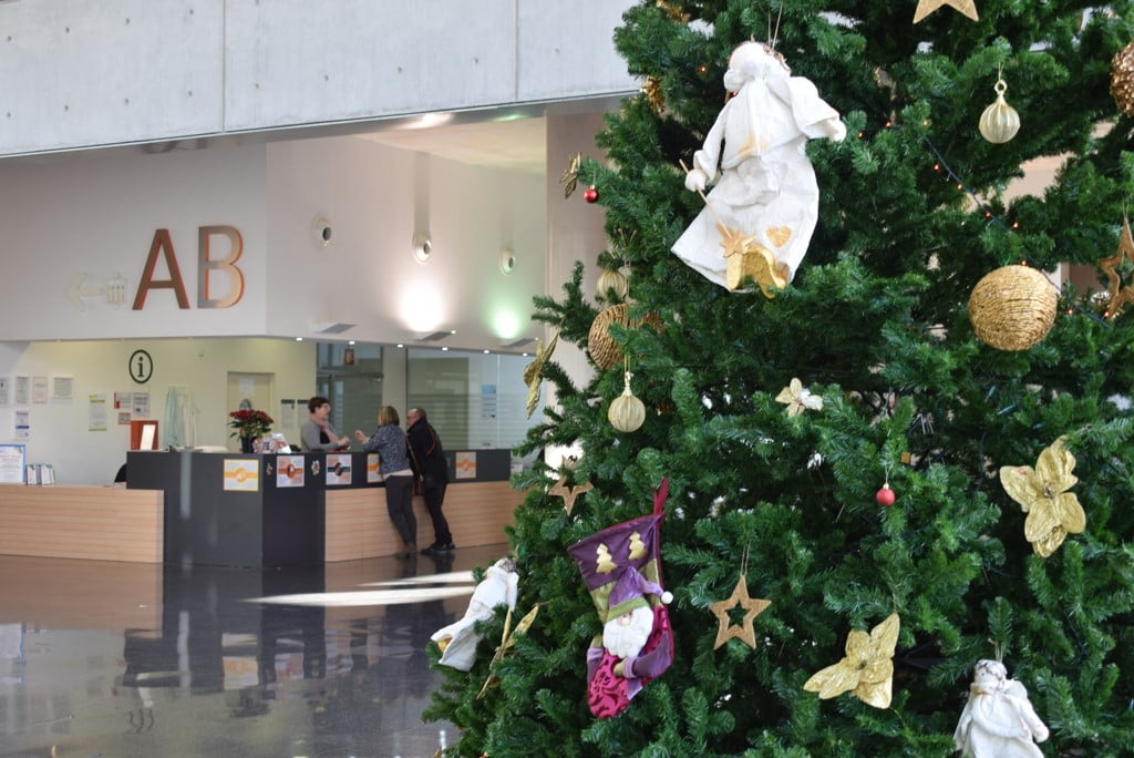 Árbol de Navidad en el Hospital de Dénia