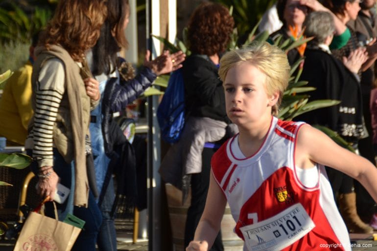 Atleta benjamín en pleno esfuerzo