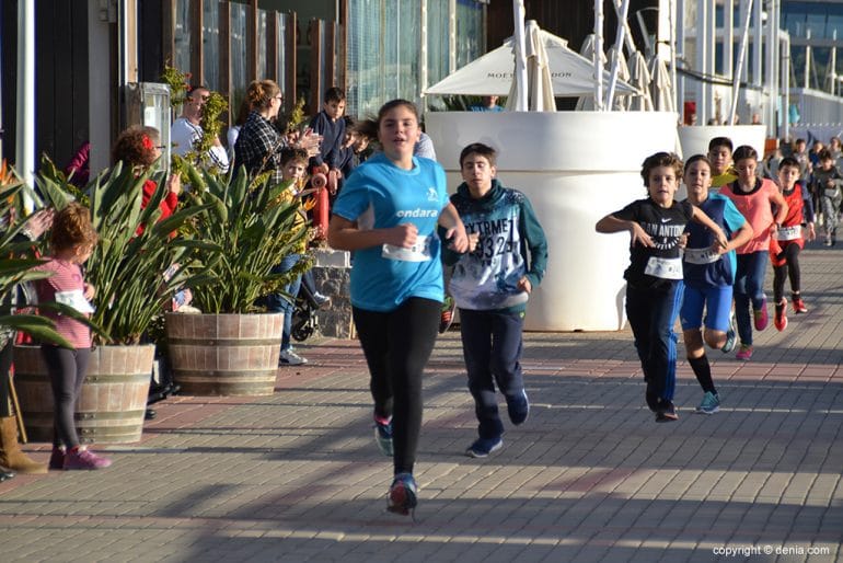 Atleta infantil durante la prueba