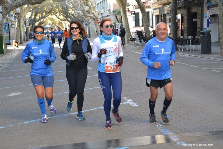 Atletas dianenses calentando