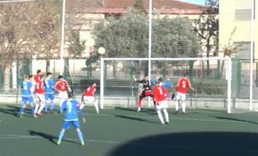 Balón sobre la portería del CD Dénia