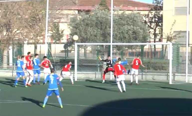 Balón sobre la portería del CD Dénia