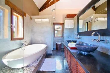Baño de la casa Aguila Rent a Villa