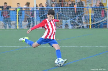 Benjamín del CD Jávea lanzando un penalti