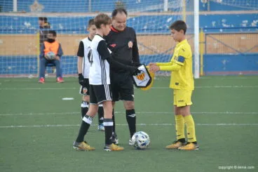 Capitanes alevines del Valencia y Villarreal intercambiado banderines