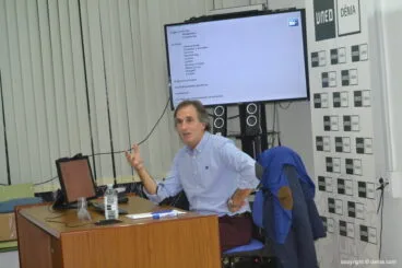 charla sobre biologia en a uned de denia