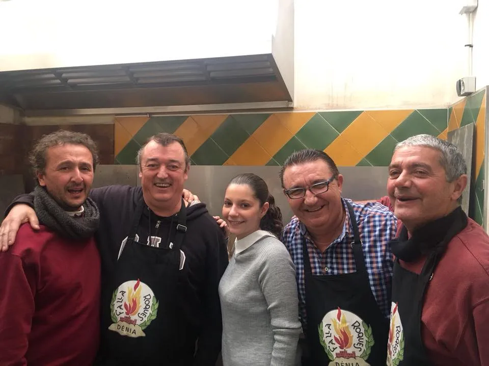 La falla Les Roques celebró la Navidad con una comida en el casal 1 cocineros de la falla les roques