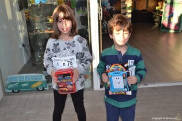 Dos afortunados con sus premios