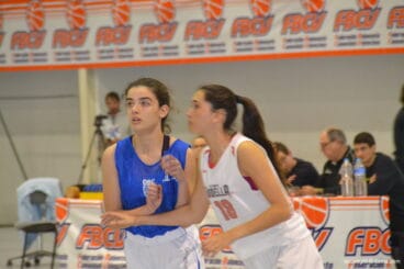 Dos jugadoras esperando el rebote