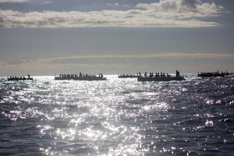 Embarcaciones en el mar esperando a que se de la salida