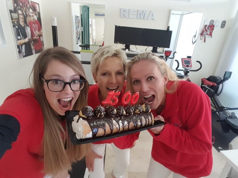 Enfermeras de REMA celebrando la atención a 1500 deportistas