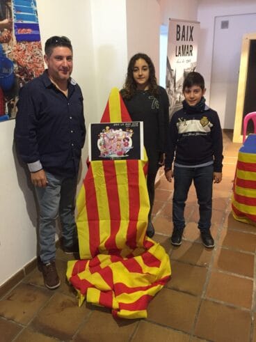 Enric Ginestar con los cargos infantiles de Baix la Mar