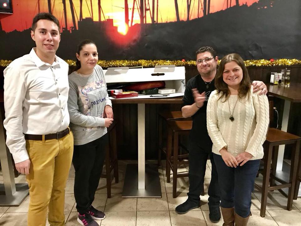 La falla Les Roques entrega la cesta de Navidad que sorteó con la Lotería Nacional 1 entrega de la cesta de navidad de la falla les roques