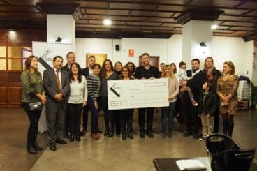 entrega del cheque de la cata solidaria a favor de ludai