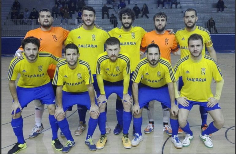 Equipo del Dénia Futsal ante el Catgas Energía