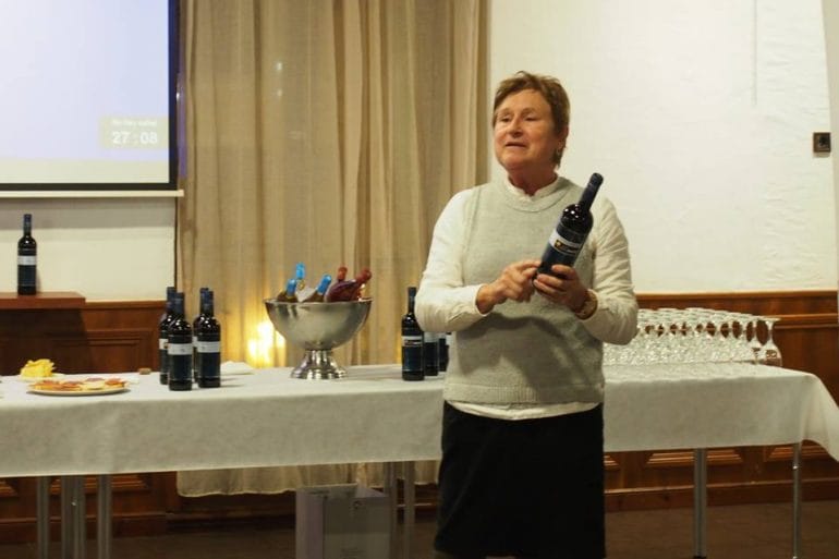 Explicación en la cata de vino solidaria a favor de Ludai