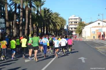 Grupo estirado por la lonja