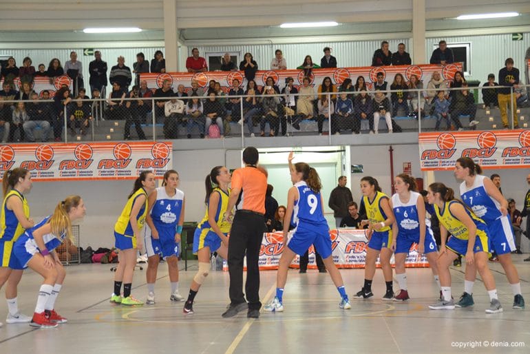Inicio del choque entre al CB Oliva y el Dénia Básquet