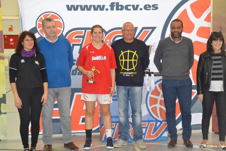 Isabel Monteagudo recibiendo el trofeo MVP de la Final