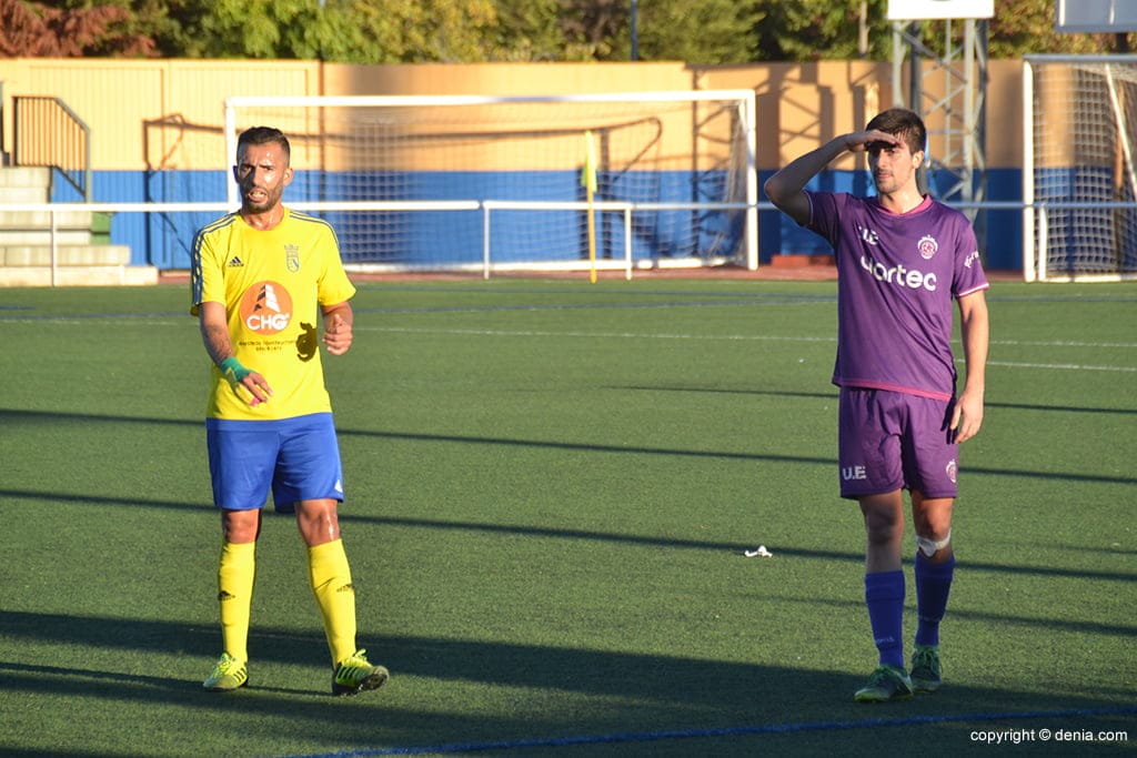 javi marcado por un rival durante un partido