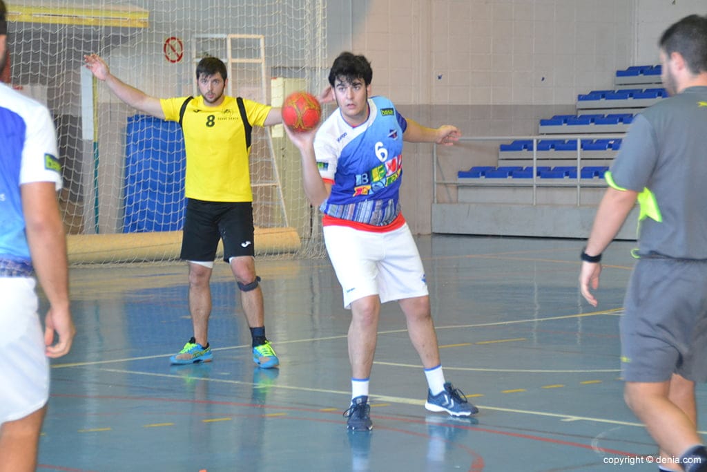 Victoria para el Garbi Dénia en la pista del BM Benidorm por 21 a 31 2 jose sanchez defendiendo a un jugador del bm benidorm