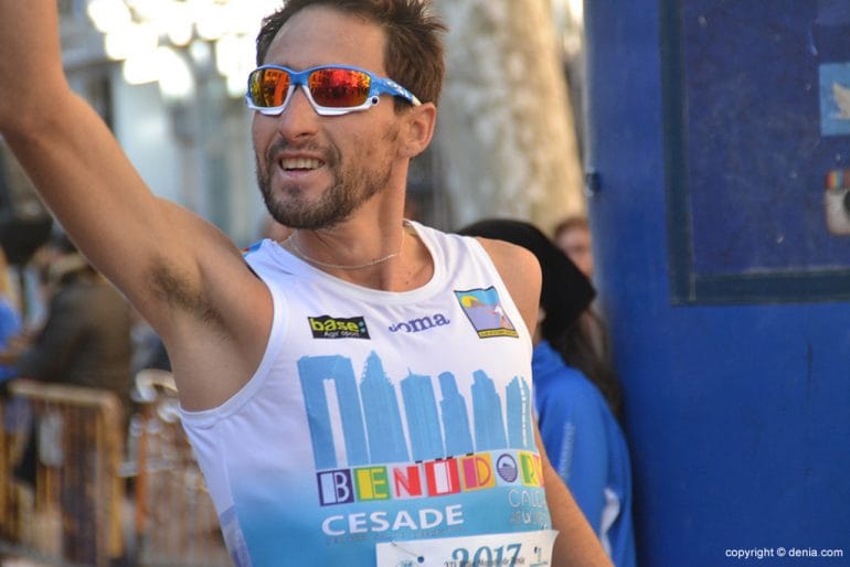 Juan Antonio Fernández Saludando