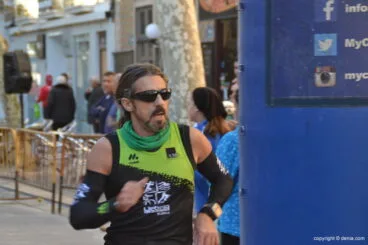 Juanjo Valles en el primer paso por meta