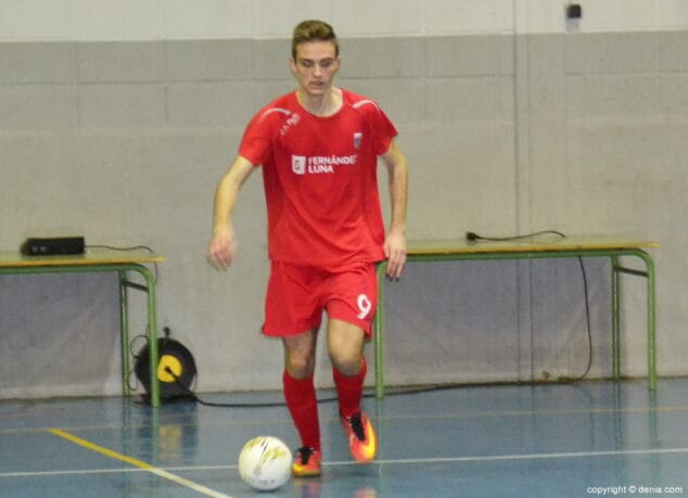 jugador del paidos denia conduciendo la pelota