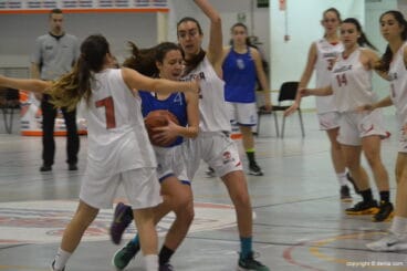 Jugadora del Villena penetrando a canasta