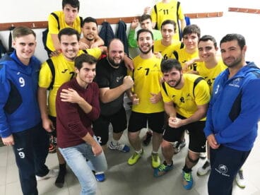 jugadores del garbi denia celebrando el triunfo en benidorm
