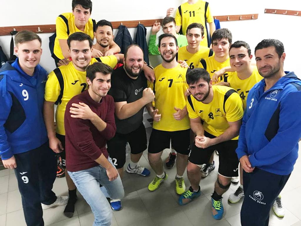 Victoria para el Garbi Dénia en la pista del BM Benidorm por 21 a 31 1 jugadores del garbi denia celebrando el triunfo en benidorm