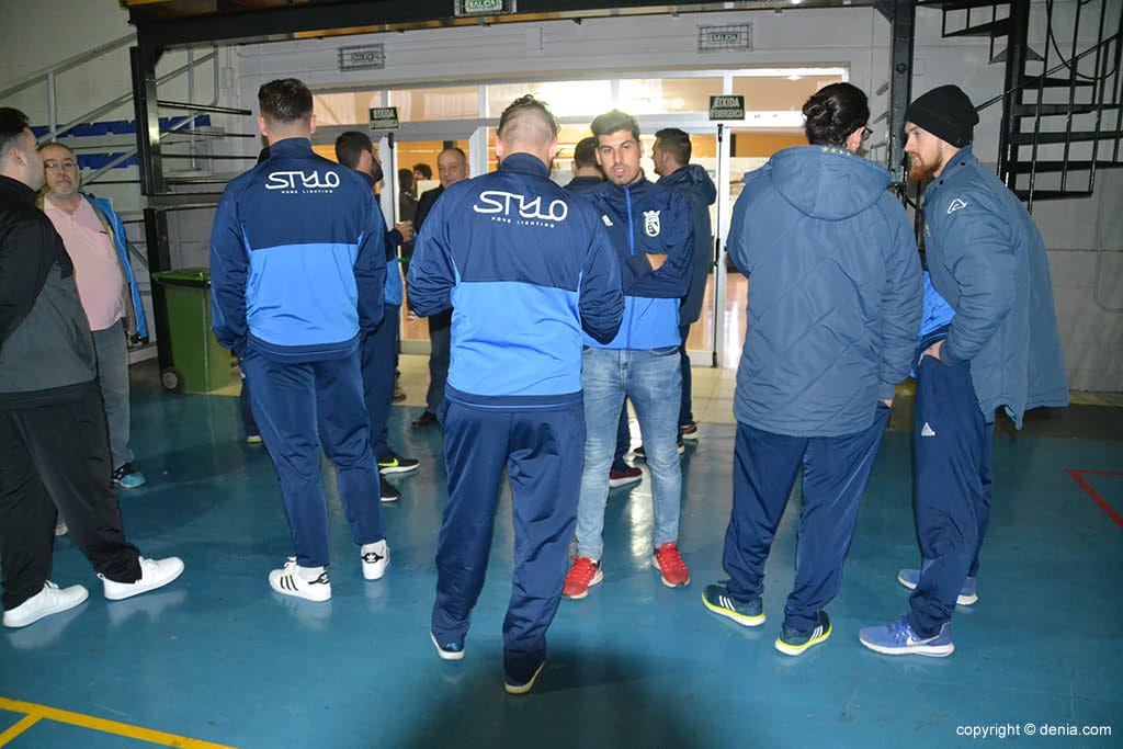 Los jugadores del Dénia Futsal no jugaron su partido ante el Hospitalet Bellsport 2 jugadores dianenses hablando