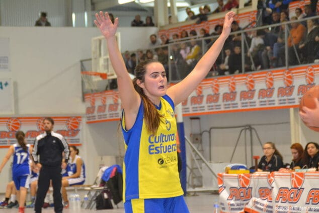 lluna perez alzando sus brazos