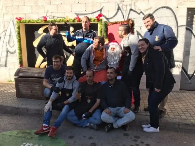 Papá Noel visitó el casal de Baix la Mar 3 los cocineros con papa noel