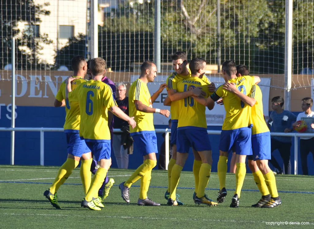 El CD Dénia busca destronar al líder la UD Benigànim 1 los dianenses celebrando un gol 1
