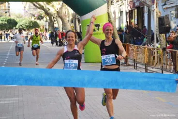 Mª Carmen Pérez y Kristina Molnar cruzando la meta