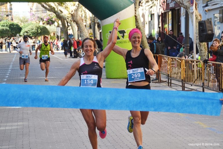 Mª Carmen Pérez y Kristina Molnar cruzando la meta