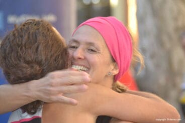 Mª Carmen y Kristina abrazadas tras cruzar la meta