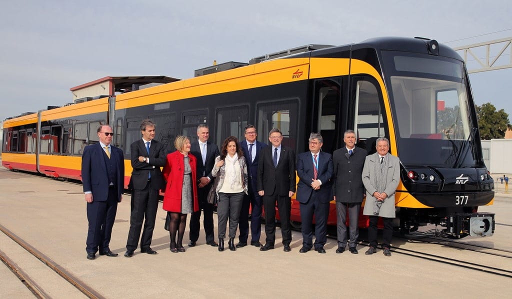 maqueta de los trenes que circularan por la linea 9 del tram