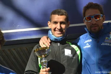 Moha Younes con su trofeo