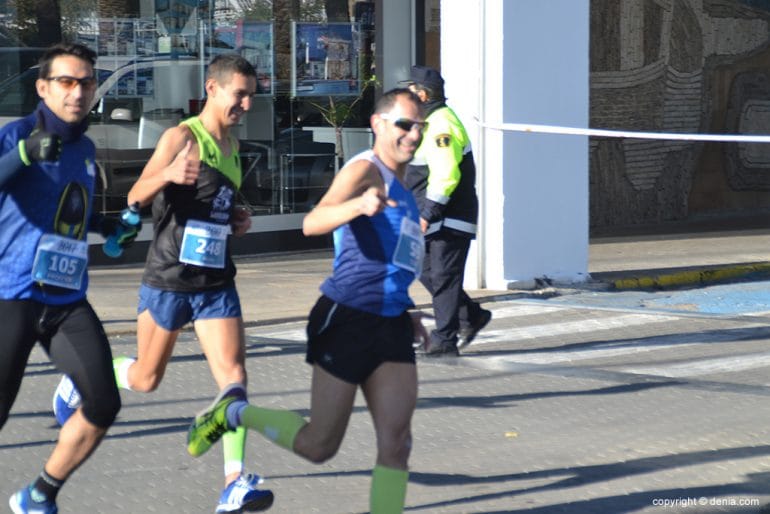 Moha Younes Saludando