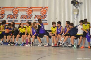 Niños de la Escuela del Dénia Básquet