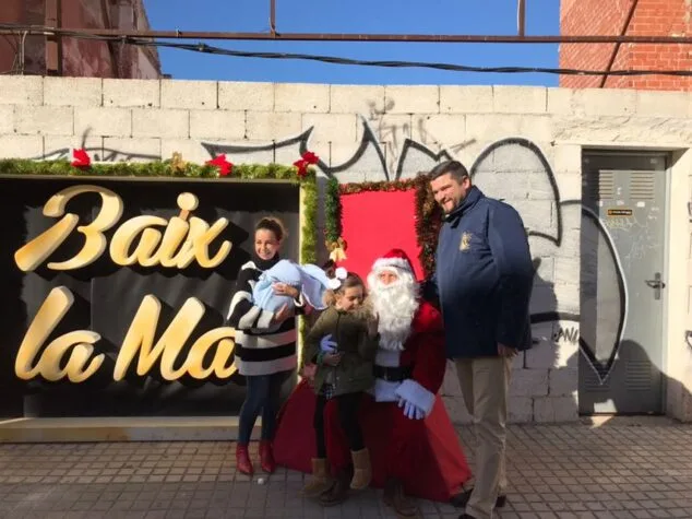 Papá Noel visitó el casal de Baix la Mar 6 papa noel con la familia marco jimenez