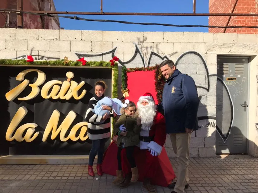 Papá Noel visitó el casal de Baix la Mar 1 papa noel con la familia marco jimenez
