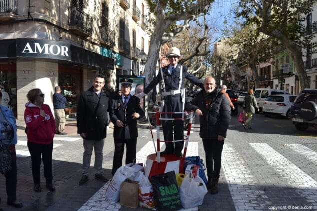 pepe torro y juan antonio sevillano junto al jefe de policia y el concejal