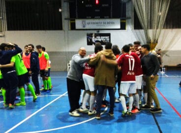 pina del final del partido con los jugadores del denia futsal