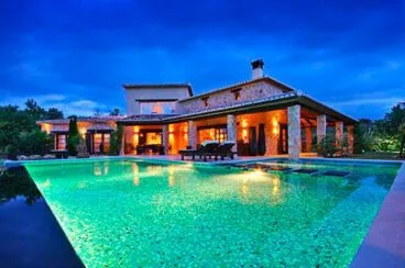 Piscina y fachada de la casa Aguila Rent a Villa