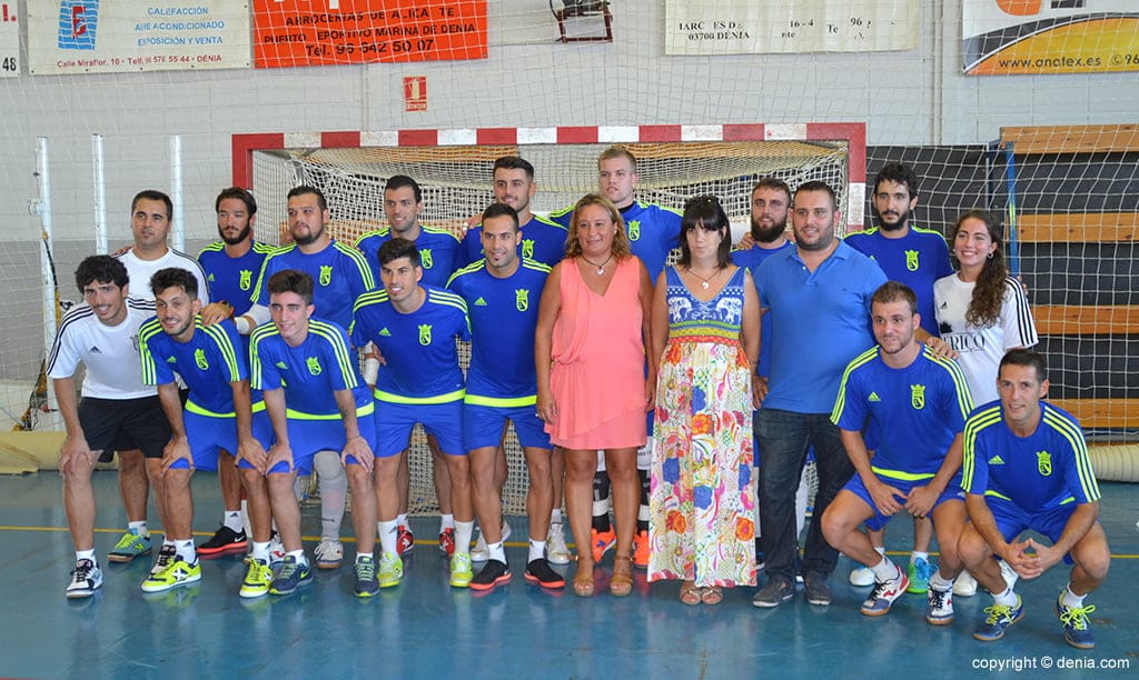 Los jugadores del Dénia Futsal mantiene su postura de no jugar más 1 plantilla que inicio la temporada junto a la edil de deportes y mandatarios del cd denia